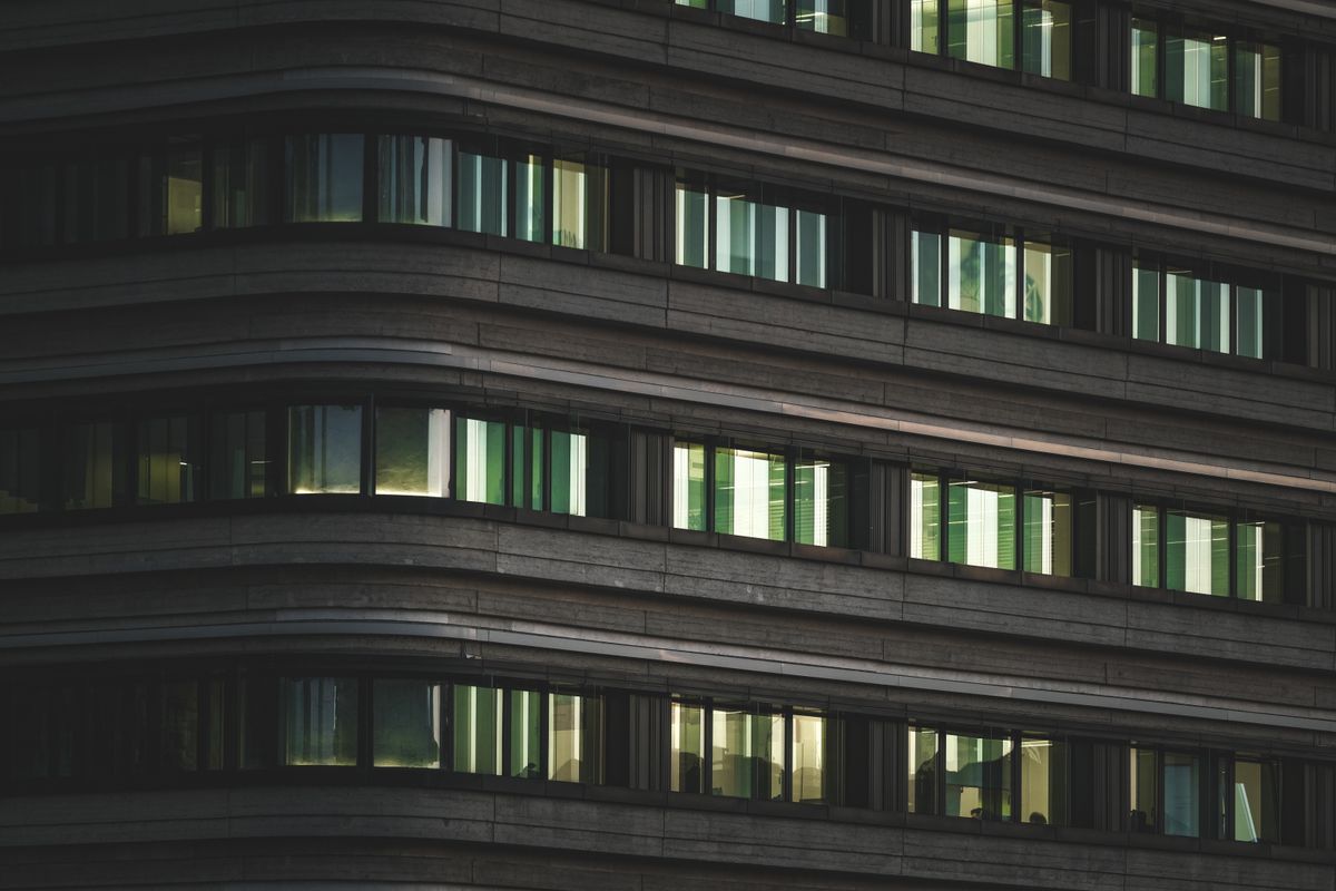 Façade d'un immeuble de bureaux aux rangées de fenêtres vitrées